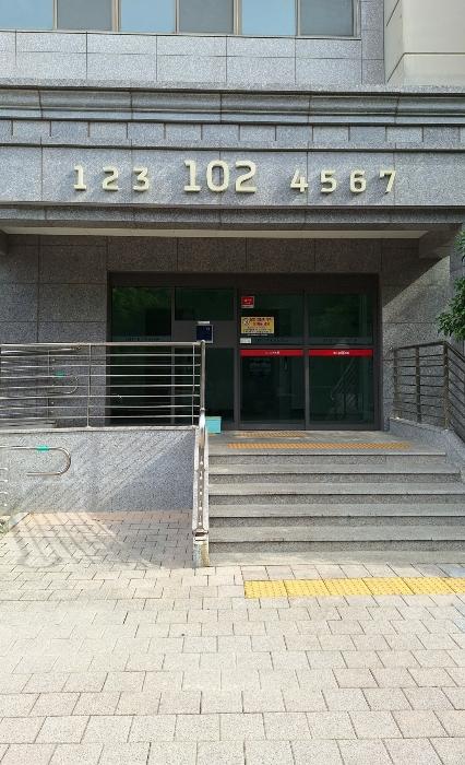 부산광역시 남구 수영로 135, 103동 22층2204호 (대연동,대연롯데캐슬레전드1단지)구) 부산광역시 남구 대연동 1872 아파트 경매 사진 2