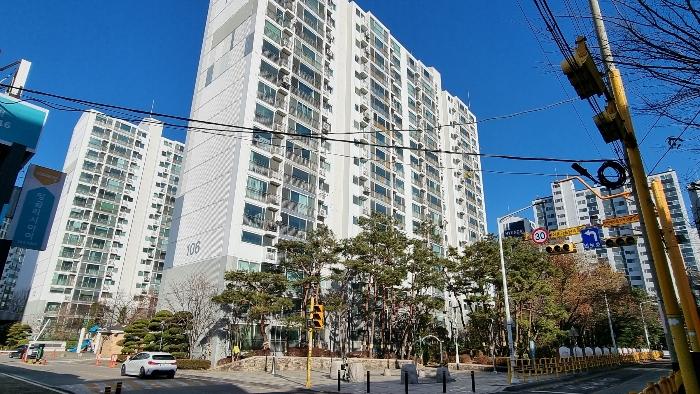 경기도 화성시 영통로61번길 10, 106동 802호 (반월동,신영통현대아파트)구) 경기도 화성시 병점구 반월동 865-1 아파트 경매 사진 1