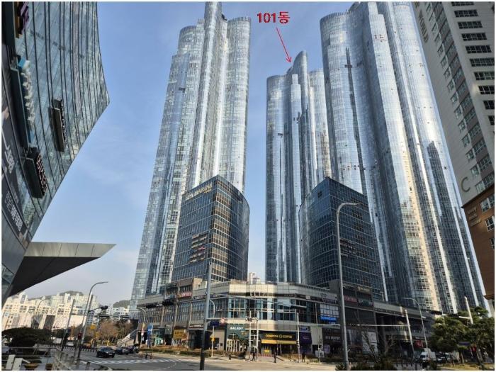 부산광역시 해운대구 마린시티2로 33, 101동 43층4301호 (우동,해운대두산위브더제니스)구) 부산광역시 해운대구 우동 1407 아파트 경매 사진 1