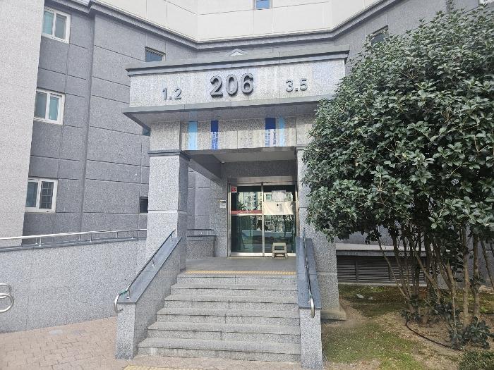 경상남도 김해시 진영읍 진산대로 61, 206동 1층 101호 (진영이진캐스빌)구) 경상남도 김해시 진영읍 진영리 1691 아파트 경매 사진 2
