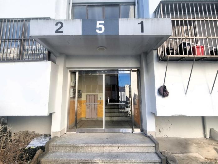 부산광역시 부산진구 엄광로62번길 61, 5동 2층202호 (개금동,고원아파트)구) 부산광역시 부산진구 개금동 산 54-4 아파트 경매 사진 2