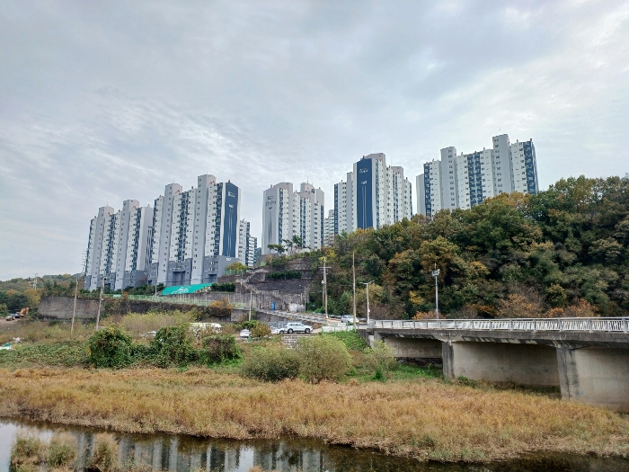 경남 사천시 용현면 신복리 7-1, 107동 9층904호 (동강아뜨리에) 외 1필지 아파트 경매 사진 2